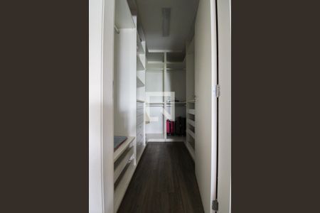 Casa à venda com 379m², 4 quartos e 4 vagas Casa à venda com 379m², 4 quartos e 4 vagasCloset da suíte