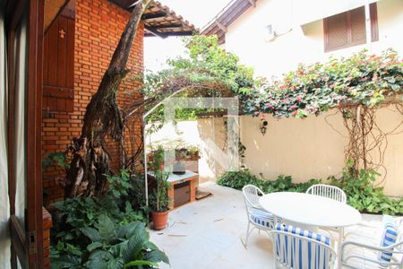 Casa à venda com 379m², 4 quartos e 4 vagas Casa à venda com 379m², 4 quartos e 4 vagasJardim de inverno