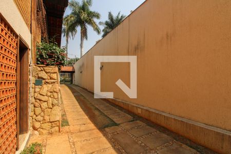 Casa à venda com 379m², 4 quartos e 4 vagas Casa à venda com 379m², 4 quartos e 4 vagasEntrada da Garagem