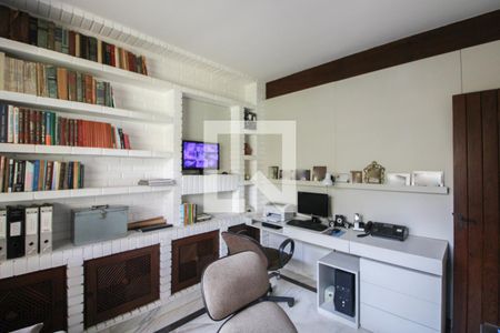 Casa à venda com 379m², 4 quartos e 4 vagas Casa à venda com 379m², 4 quartos e 4 vagasEscritório