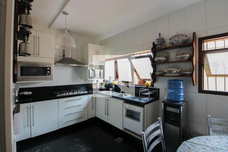 Casa à venda com 379m², 4 quartos e 4 vagas Casa à venda com 379m², 4 quartos e 4 vagasCozinha