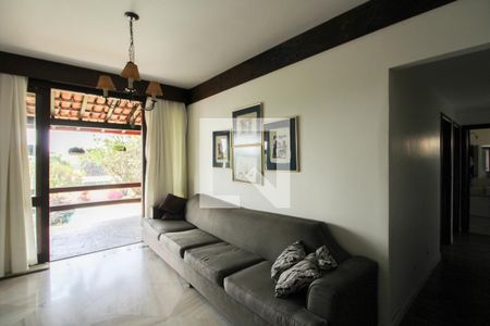 Casa à venda com 379m², 4 quartos e 4 vagas Casa à venda com 379m², 4 quartos e 4 vagasSala de TV