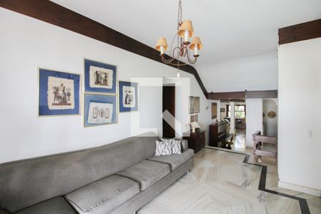 Casa à venda com 379m², 4 quartos e 4 vagas Casa à venda com 379m², 4 quartos e 4 vagasSala de TV