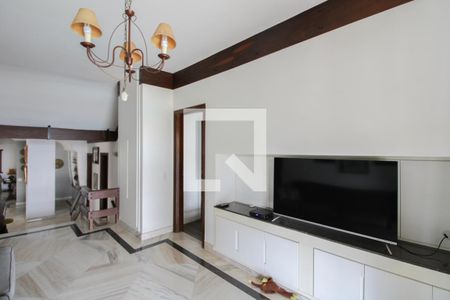 Casa à venda com 379m², 4 quartos e 4 vagas Casa à venda com 379m², 4 quartos e 4 vagasSala de TV