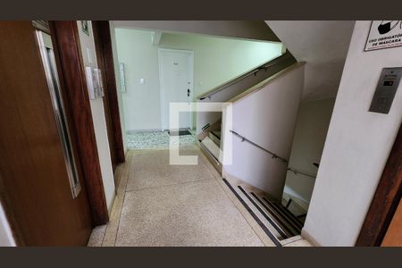 Apartamento para alugar com 40m², 1 quarto e 1 vaga Apartamento para alugar com 40m², 1 quarto e 1 vagaEscada