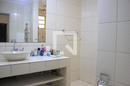 Casa à venda com 243m², 5 quartos e 4 vagasBanheiro da suíte