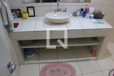 Casa à venda com 243m², 5 quartos e 4 vagasBanheiro da suíte