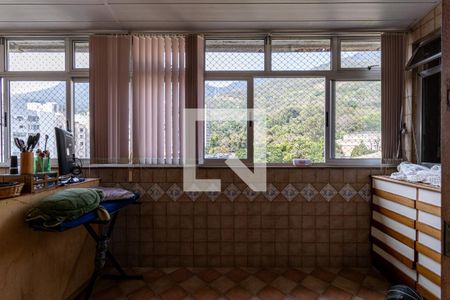 Apartamento à venda com 300m², 4 quartos e 2 vagas Apartamento à venda com 300m², 4 quartos e 2 vagasQuarto 2 Varanda