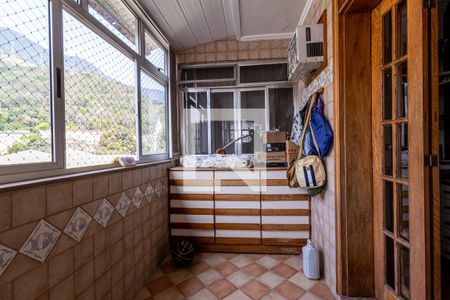 Apartamento à venda com 300m², 4 quartos e 2 vagas Apartamento à venda com 300m², 4 quartos e 2 vagasQuarto 2 Varanda