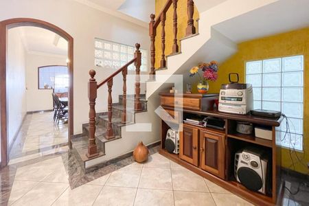 Casa à venda com 289m², 3 quartos e 4 vagas Casa à venda com 289m², 3 quartos e 4 vagasEscada