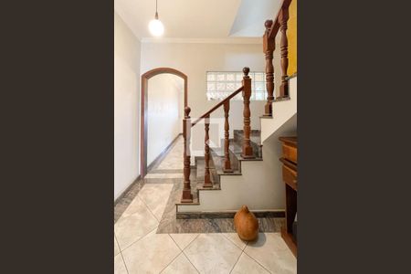 Casa à venda com 289m², 3 quartos e 4 vagas Casa à venda com 289m², 3 quartos e 4 vagasEscada