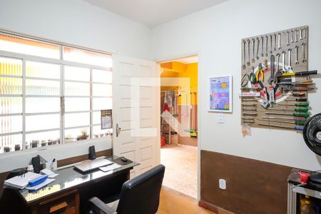 Casa à venda com 180m², 2 quartos e 2 vagasQuarto área de serviço