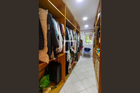 Casa de condomínio para alugar com 700m², 4 quartos e 5 vagas Casa de condomínio para alugar com 700m², 4 quartos e 5 vagasCloset Quarto 4 suite