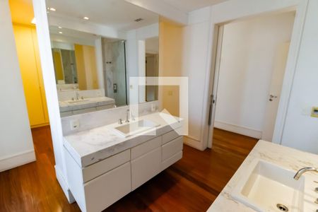 Casa à venda com 430m², 4 quartos e 3 vagas Casa à venda com 430m², 4 quartos e 3 vagasBanheiro da Suíte 4