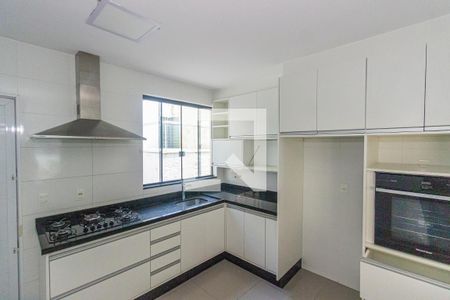 Casa para alugar com 420m², 4 quartos e 2 vagas Casa para alugar com 420m², 4 quartos e 2 vagasCozinha