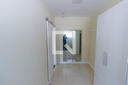 Casa para alugar com 420m², 4 quartos e 2 vagas Casa para alugar com 420m², 4 quartos e 2 vagasCloset da suíte 2