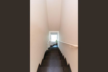 Casa de condomínio à venda com 56m², 2 quartos e 2 vagasEscada