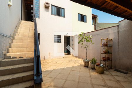 Casa à venda com 250m², 3 quartos e 4 vagas Casa à venda com 250m², 3 quartos e 4 vagasQuintal