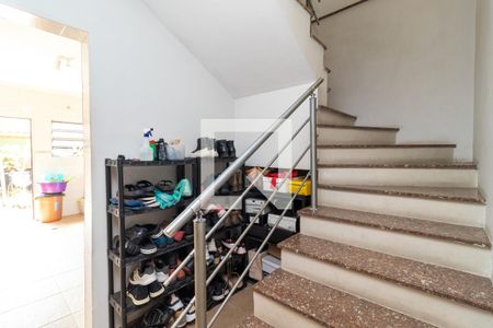 Casa à venda com 250m², 3 quartos e 4 vagas Casa à venda com 250m², 3 quartos e 4 vagasEscada