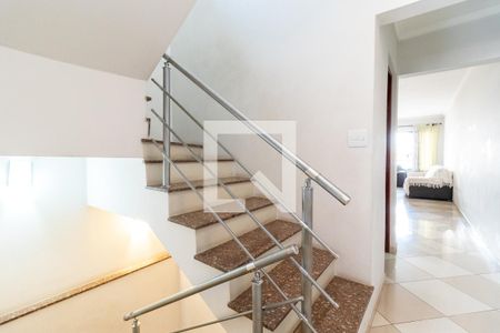 Casa à venda com 250m², 3 quartos e 4 vagas Casa à venda com 250m², 3 quartos e 4 vagasEscada