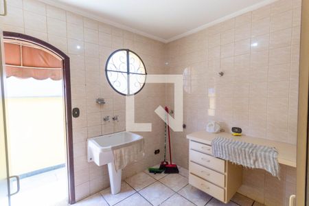 Casa à venda com 250m², 5 quartos e 4 vagas Casa à venda com 250m², 5 quartos e 4 vagasLavanderia