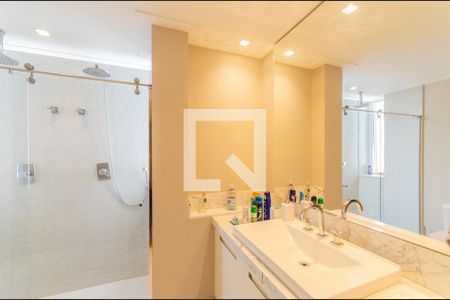 Apartamento à venda com 183m², 3 quartos e 4 vagas Apartamento à venda com 183m², 3 quartos e 4 vagasBanheiro da Suíte 1