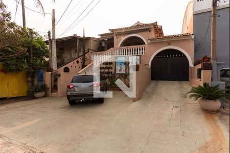 Casa à venda com 290m², 3 quartos e 3 vagasFachada