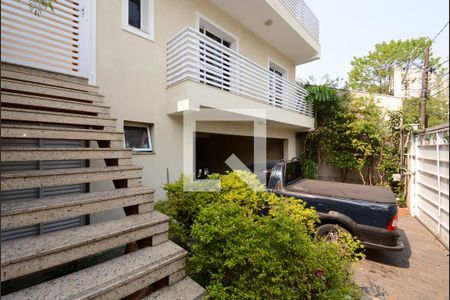 Casa à venda com 419m², 4 quartos e 6 vagasQuintal - frente da Casa