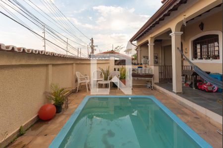 Casa à venda com 210m², 2 quartos e 4 vagas Casa à venda com 210m², 2 quartos e 4 vagasPiscina
