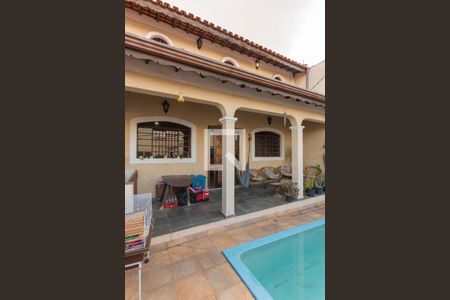 Casa à venda com 210m², 2 quartos e 4 vagas Casa à venda com 210m², 2 quartos e 4 vagasPiscina