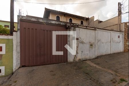 Casa à venda com 210m², 2 quartos e 4 vagas Casa à venda com 210m², 2 quartos e 4 vagasFachada