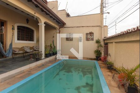 Casa à venda com 210m², 2 quartos e 4 vagas Casa à venda com 210m², 2 quartos e 4 vagasPiscina