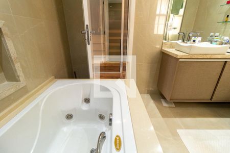 Apartamento à venda com 161m², 3 quartos e 4 vagas Apartamento à venda com 161m², 3 quartos e 4 vagasBanheiro da Suíte 1