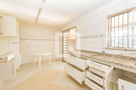 Casa à venda com 342m², 4 quartos e 8 vagas Casa à venda com 342m², 4 quartos e 8 vagasCozinha 2