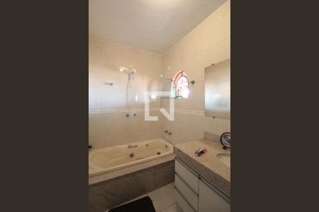 Casa à venda com 520m², 5 quartos e 3 vagasBanheiro da Suite 1