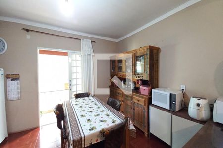 Casa à venda com 250m², 3 quartos e 3 vagas Casa à venda com 250m², 3 quartos e 3 vagasCopa