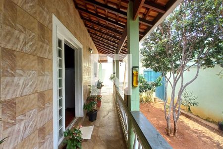 Casa à venda com 250m², 3 quartos e 3 vagas Casa à venda com 250m², 3 quartos e 3 vagasVaranda da Copa