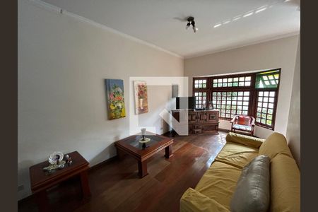 Casa à venda com 250m², 3 quartos e 4 vagas Casa à venda com 250m², 3 quartos e 4 vagasSala