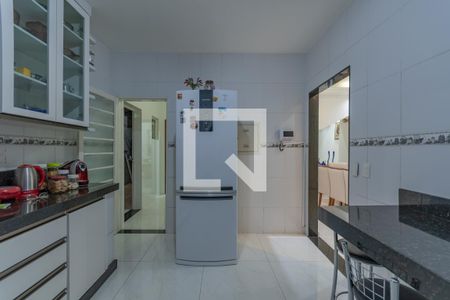 Casa à venda com 245m², 4 quartos e 4 vagas Casa à venda com 245m², 4 quartos e 4 vagasCozinha
