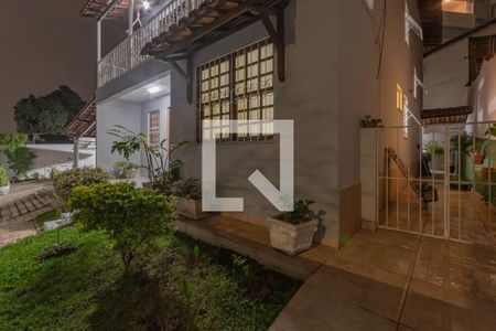 Casa à venda com 245m², 4 quartos e 4 vagas Casa à venda com 245m², 4 quartos e 4 vagasEntrada