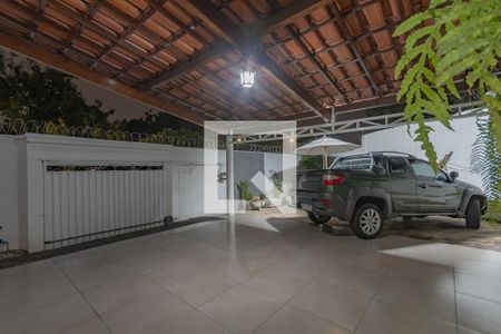 Casa à venda com 245m², 4 quartos e 4 vagas Casa à venda com 245m², 4 quartos e 4 vagasEntrada