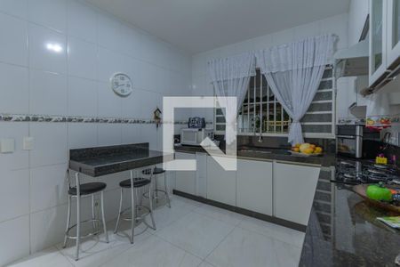 Casa à venda com 245m², 4 quartos e 4 vagas Casa à venda com 245m², 4 quartos e 4 vagasCozinha