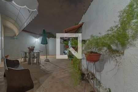 Casa à venda com 245m², 4 quartos e 4 vagas Casa à venda com 245m², 4 quartos e 4 vagasÁrea Externa - Quintal