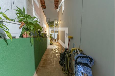 Casa à venda com 245m², 4 quartos e 4 vagas Casa à venda com 245m², 4 quartos e 4 vagasCorredor Lateral