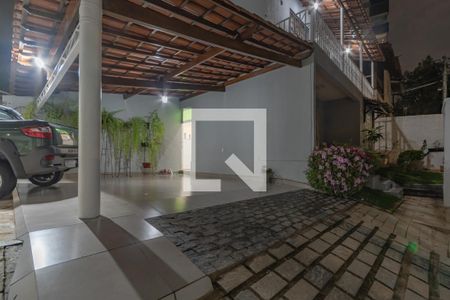 Casa à venda com 245m², 4 quartos e 4 vagas Casa à venda com 245m², 4 quartos e 4 vagasEntrada