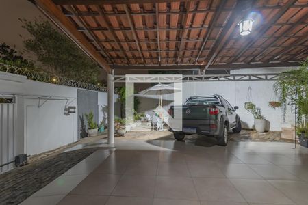 Casa à venda com 245m², 4 quartos e 4 vagas Casa à venda com 245m², 4 quartos e 4 vagasEntrada