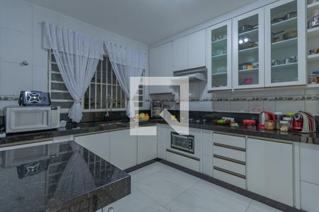 Casa à venda com 245m², 4 quartos e 4 vagas Casa à venda com 245m², 4 quartos e 4 vagasCozinha