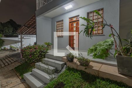Casa à venda com 245m², 4 quartos e 4 vagas Casa à venda com 245m², 4 quartos e 4 vagasEntrada