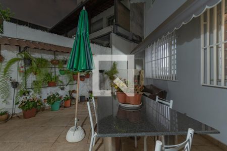 Casa à venda com 245m², 4 quartos e 4 vagas Casa à venda com 245m², 4 quartos e 4 vagasÁrea Externa - Quintal