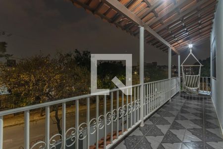 Casa à venda com 245m², 4 quartos e 4 vagas Casa à venda com 245m², 4 quartos e 4 vagasQuarto 2 - Varanda